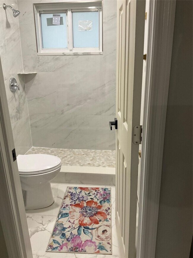 Building Photo - 642 NW 14th Way