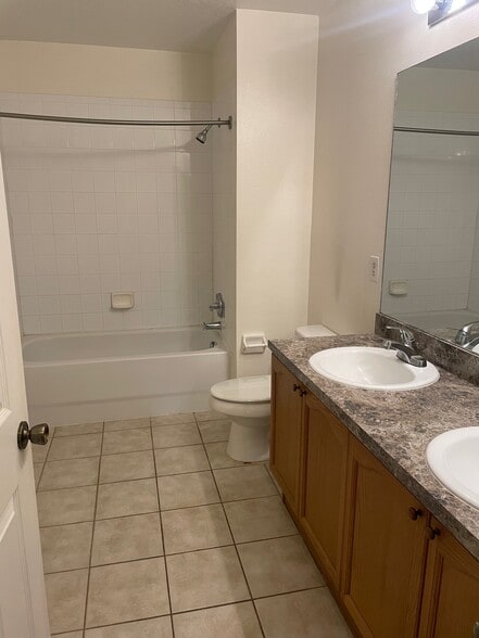 Master $915 bathroom - 3687 Oakdale Cir