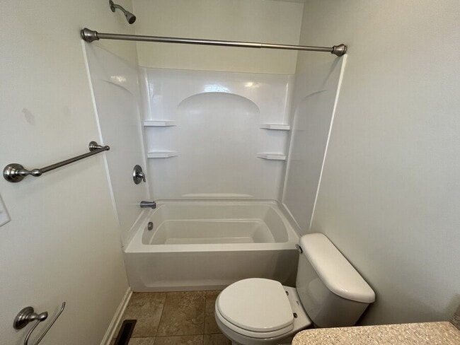 Building Photo - 39 Grandview Dr