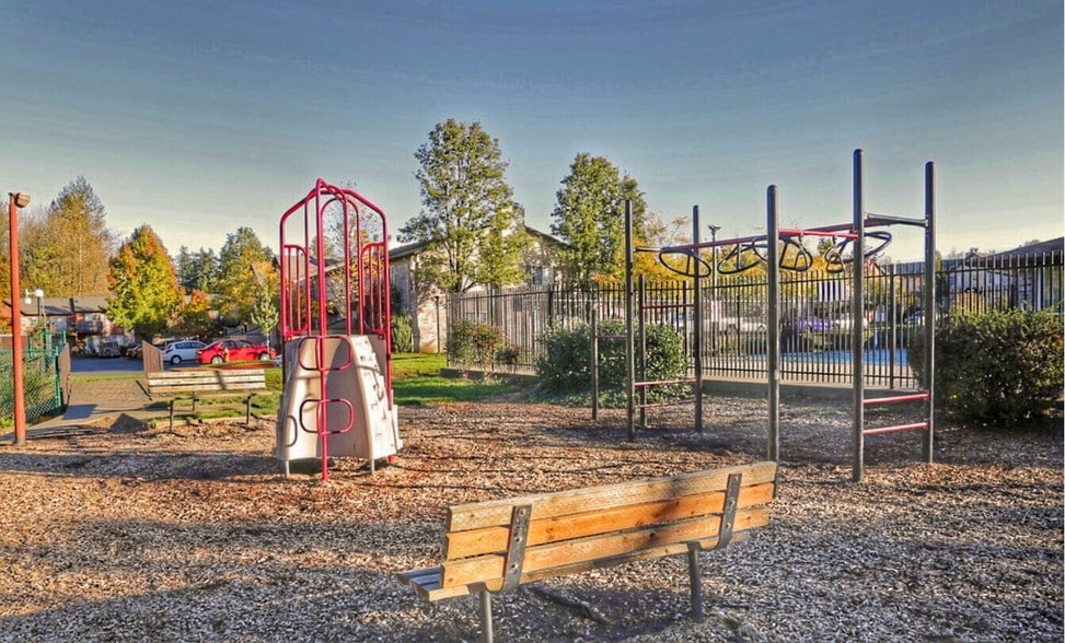 Building Photo - Fairview Oaks Woods