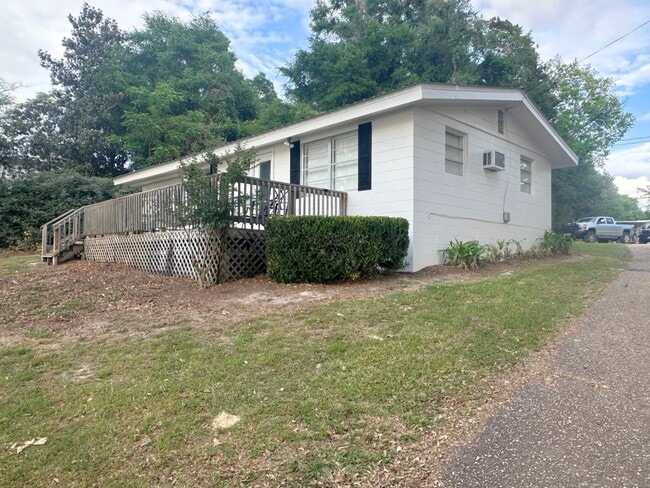 Building Photo - 14 Lakeview Dr