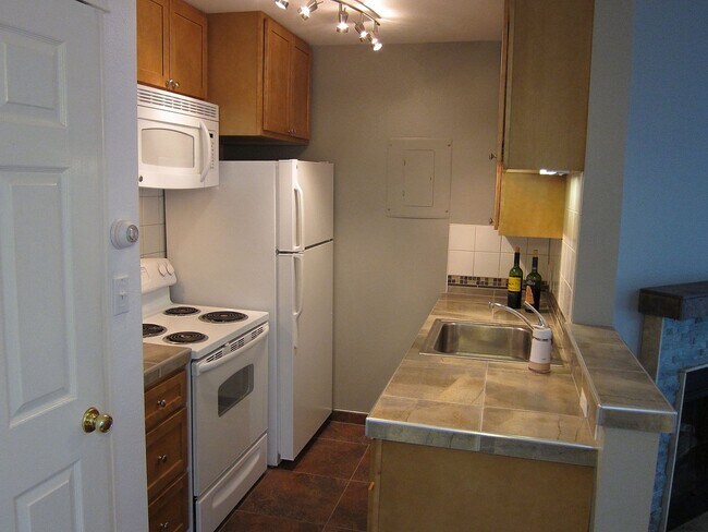 Building Photo - Lofted one bedroom condo, close to everything!