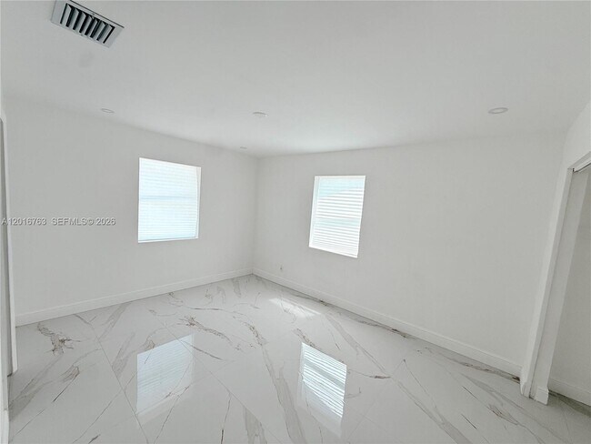 Building Photo - 1606 NW 12th Ave