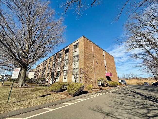 Primary Photo - 1168 Main St