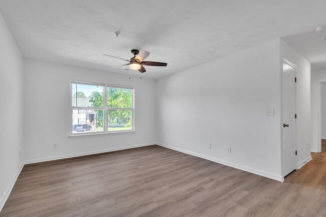 Front Area - Acorn Grove Apartment Homes