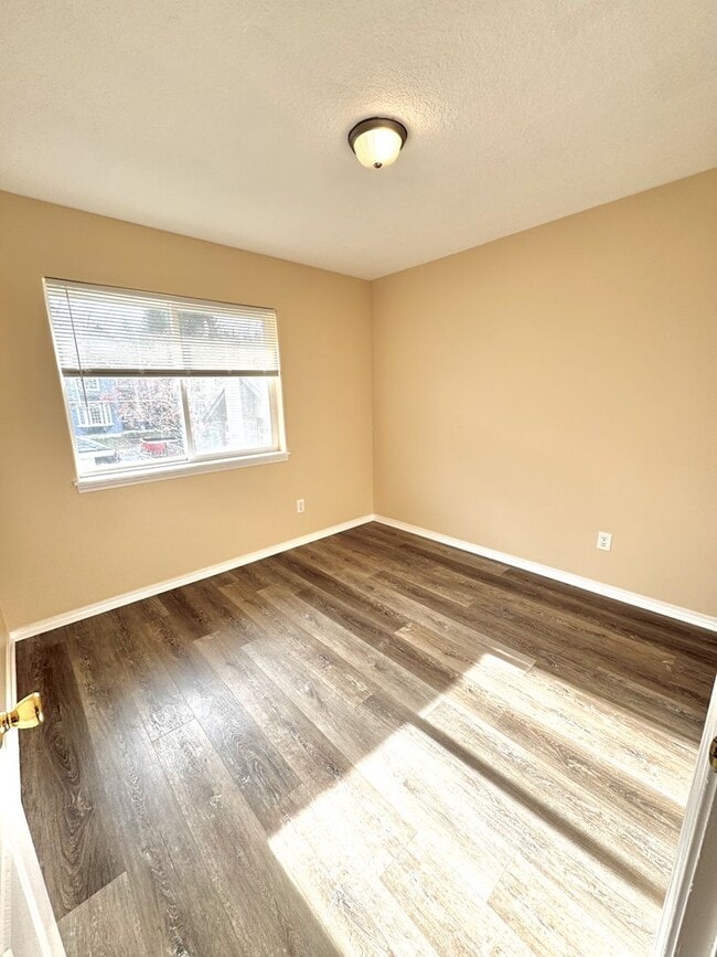 Building Photo - 14611 SE Lone Pine Dr