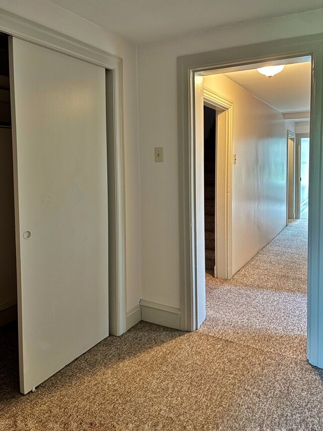 Building Photo - 3 bed 1.5 bathroom apartment in Harleysvil...