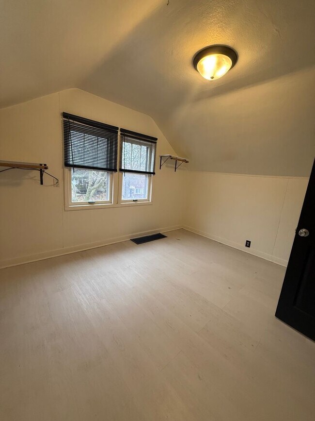 Building Photo - 5116 N 32nd St