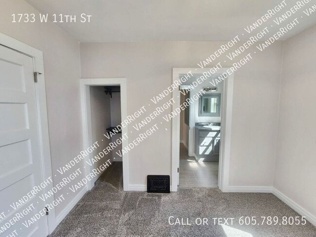 Building Photo - 1733 W 11th St