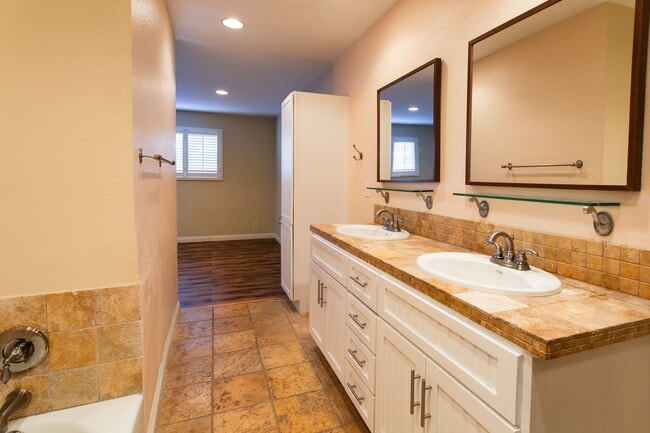 Building Photo - West Hollywood condo