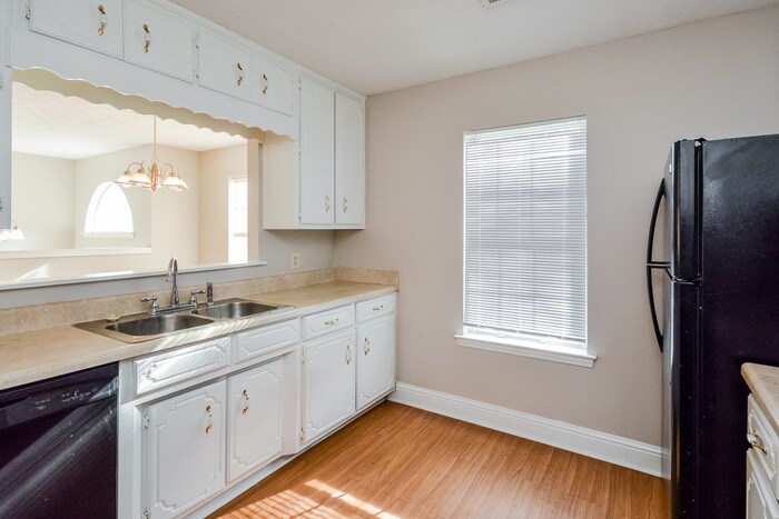 Building Photo - 150 Lakeside Dr