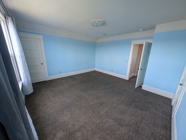 Building Photo - 3 Bedroom Bremerton Charmer with Stunning ...