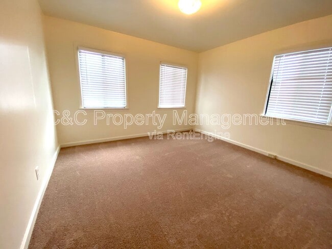 Building Photo - 429 Reindollar Ave