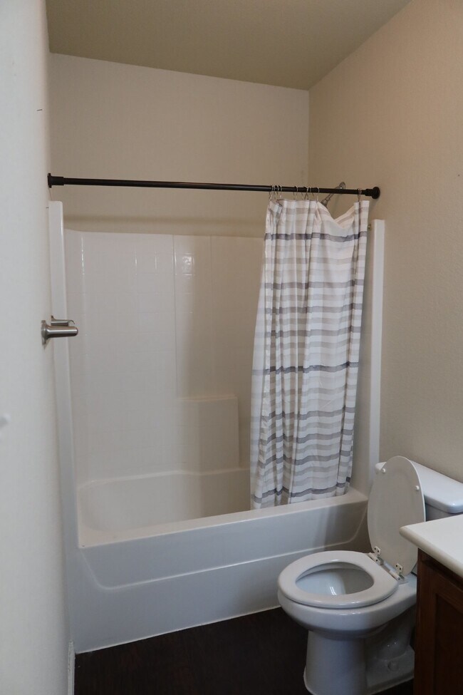 Building Photo - Now Pre-Leasing for Fall 2026–Spring 2027!