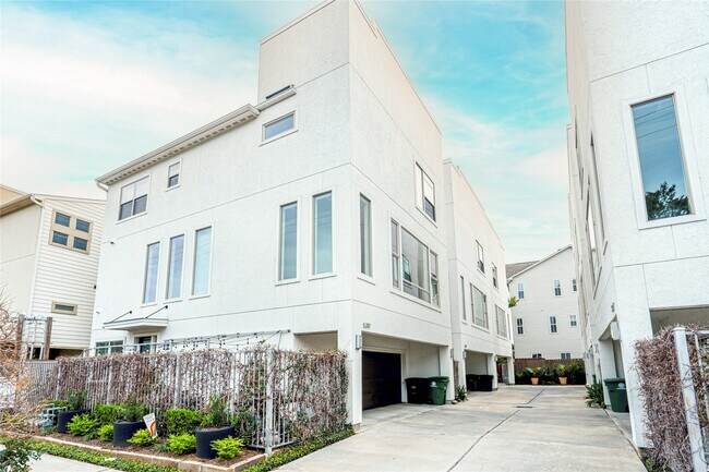 Building Photo - 5321 Lillian St