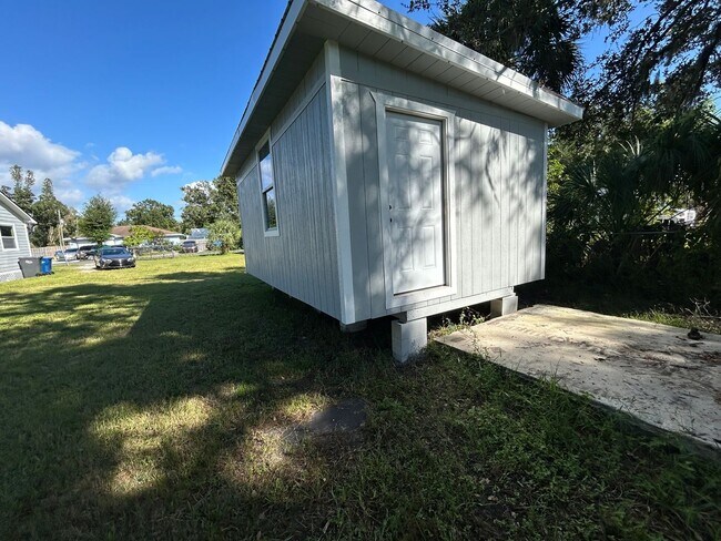Building Photo - Charming & Completely Remodeled 3-Bedroom ...