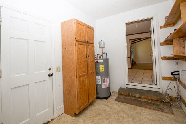 Building Photo - 330 Conifer Dr