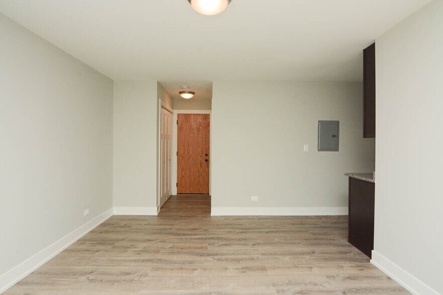 Building Photo - 535 W Surf St