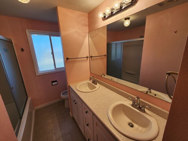 Building Photo - Large 3 bedroom home!