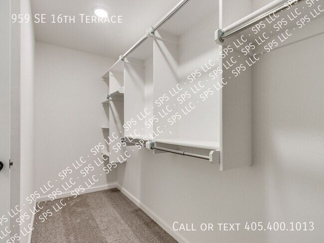 Building Photo - 959 SE 16th Terrace