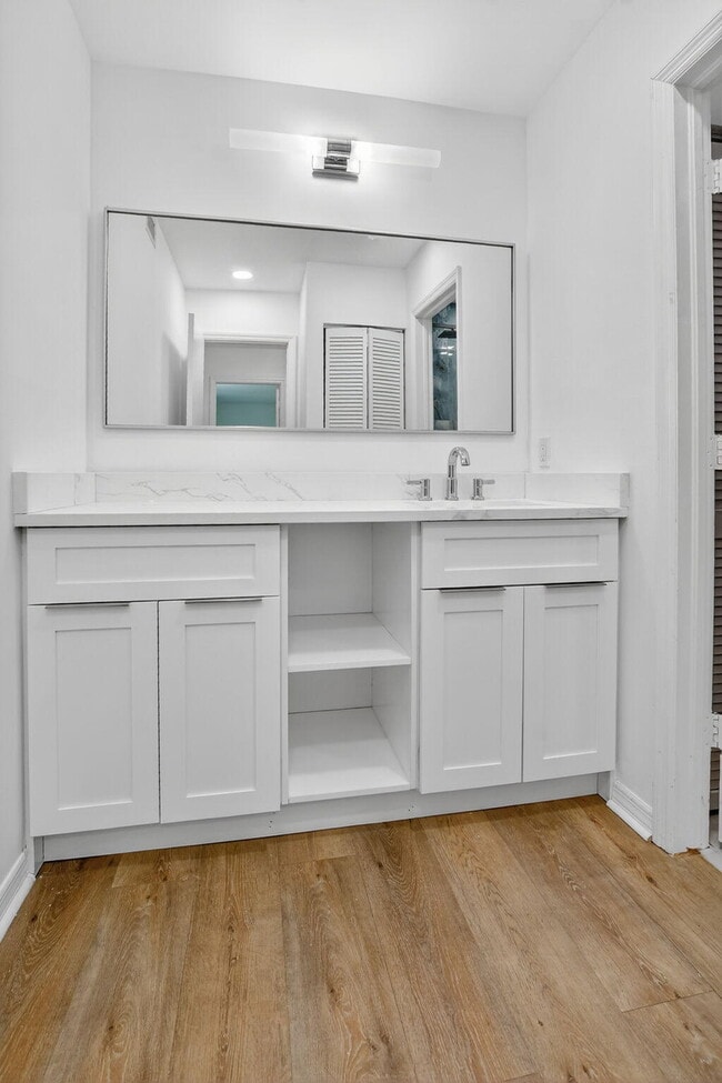 Building Photo - 1010 NE 8th Ave