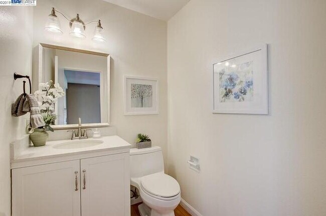 Building Photo - Bright 3 Bedroom Townhome in Newark