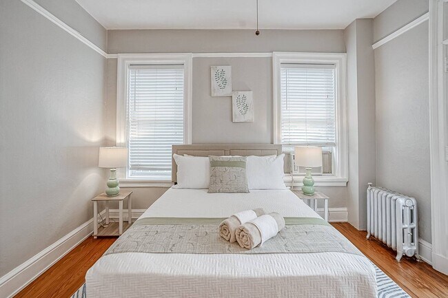 Building Photo - Furnished & Perfectly Located Downtown in ...