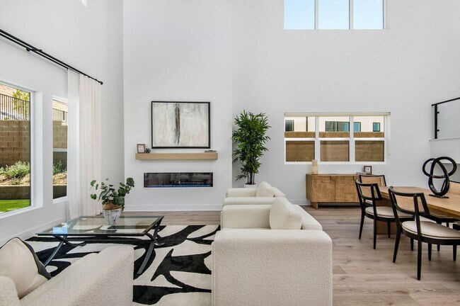 Building Photo - Fantastic 5 bed 4.5 bath with Pool in Porter Ranch !