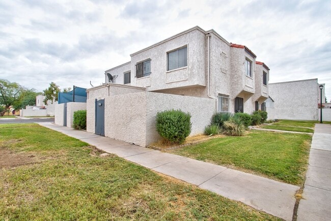 Wonderful Townhome centrally located. Kit... - Wonderful Townhome centrally located.  Kit...