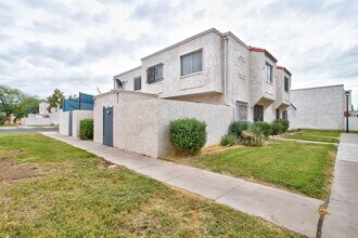 Building Photo - Wonderful Townhome centrally located.  Kit...