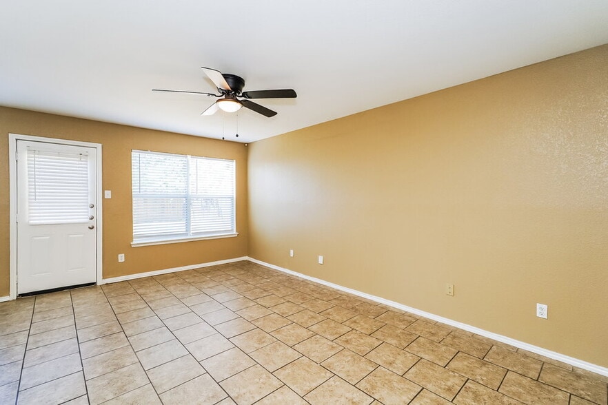 Building Photo - 1456 Pine Ln