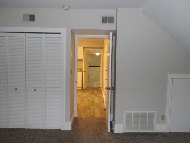 Building Photo - 212 W Lee St