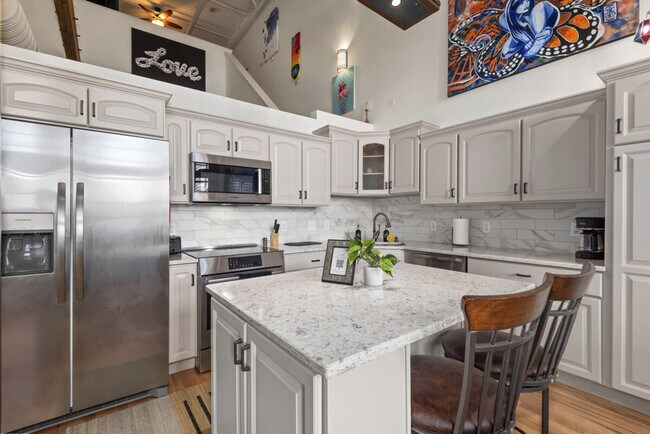 Building Photo - 1555 California St