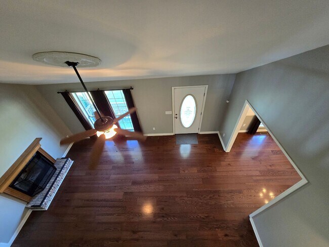 Building Photo - MOVE-IN SPECIAL!! $250 OFF First Month