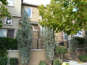 Building Photo - Gorgeous 3 bedroom 2.5 Bath with Bonus Room in Communication Hill