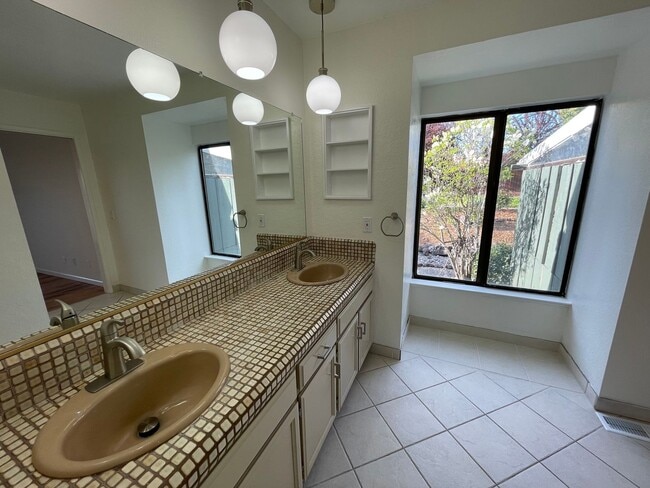 Building Photo - Spacious three bedroom home in desirable Windsor neighborhood!