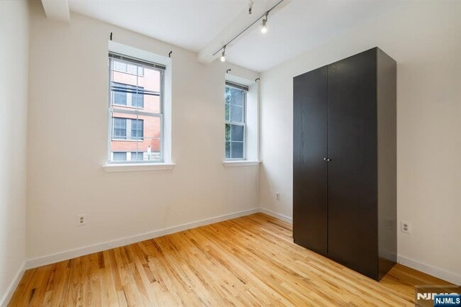 Building Photo - 1034 Clinton St