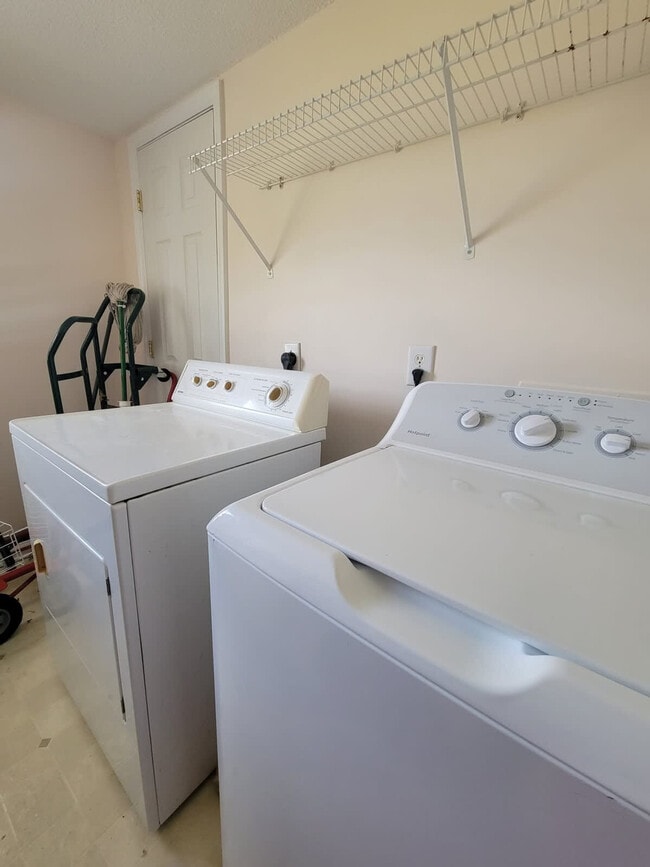 Building Photo - 305 Humble Rd