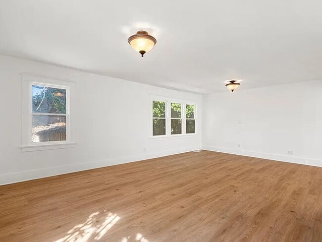 Building Photo - 1044 Manzanita St