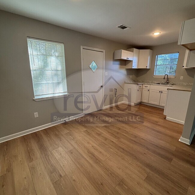 Building Photo - Recently Renovated 3Bed/1.5Bath Available ...