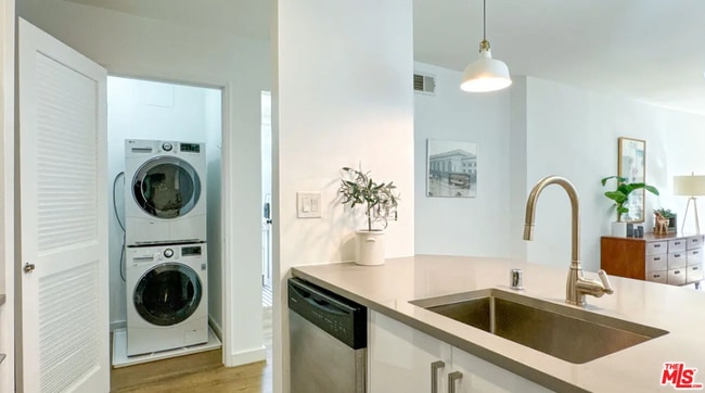 Building Photo - 532 N Rossmore Ave