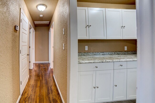 Building Photo - 3 Bed / 1 Bath in Tulsa!