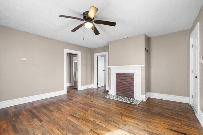 Building Photo - 2 Bedroom Pet Friendly Home For Rent Near APSU!