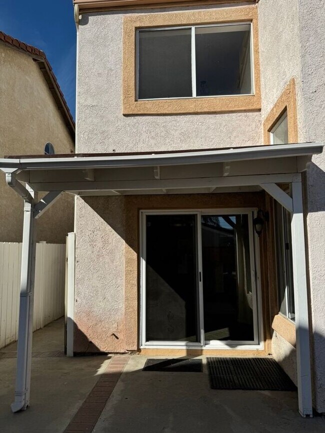 Building Photo - Beautiful 3 Bedroom House in Private Fontana Area CA 92337