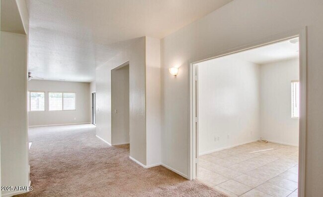 Building Photo - 388 E Palomino Way