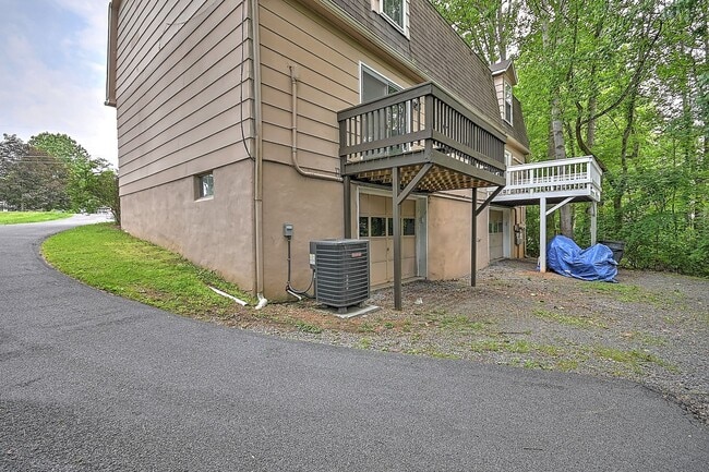 Building Photo - 252 Wildwood Dr