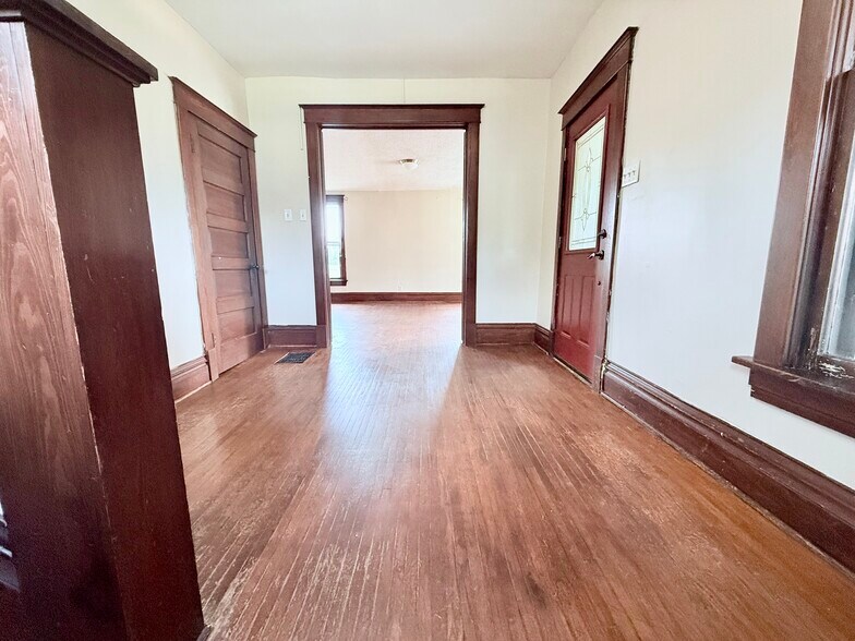 Foyer - 615 W 2nd St
