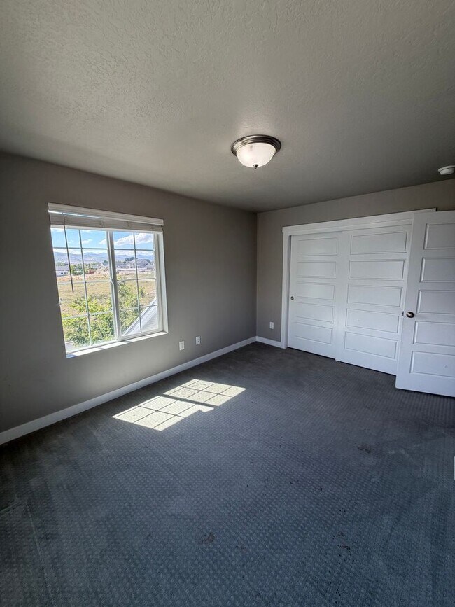 Building Photo - Beautiful 5-Bedroom Home in Lehi - Plenty of Storage!