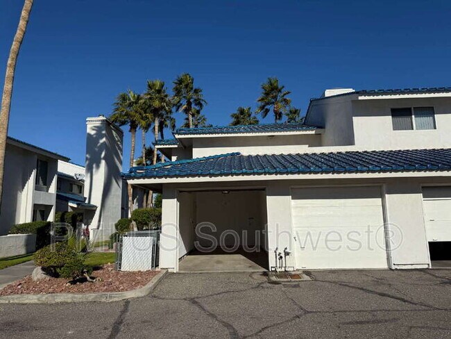 Building Photo - 1800 Club House Dr