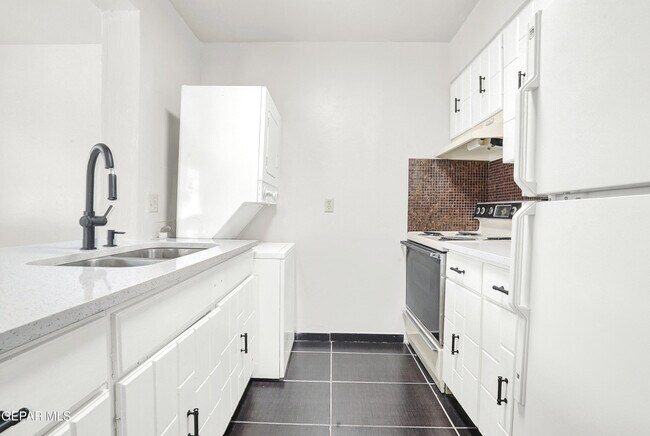 Building Photo - 333 Eubank Ct